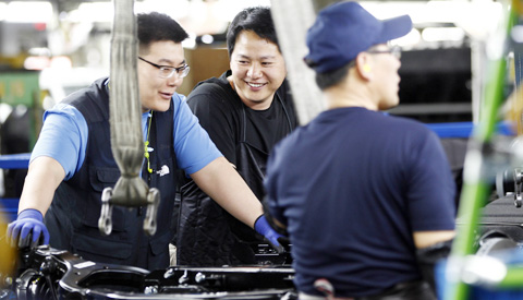 13�� ���� ��⵵ ���ý� ĥ���� �ֿ��ڵ��� ���忡�� ���� �۾��� �ϴ� �������� �̼Ҹ� ���� �ִ�. 