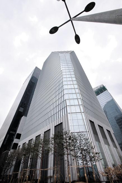 ���� ���ǵ��� �ִ� ��������������(IFC)��. �ְ� 55��¥�� �繫�� 3��, 38��¥�� �ܷ���ȣ��, ���θ� ������ ������ �ִ�. 2011�� 10�� �ذ��� ���� �� �� 2���� �� �� ������ ���ָ� ����ϴ� ����ȸ�簡 ���� ���� ��� �ִ�