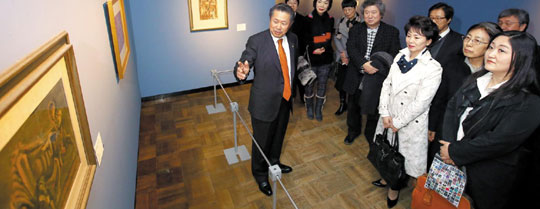 23�� ���� ��������̼��� �����ð�����ȭ�� ������-�ѱ� ������ȸȭ 100���������忡�� ���߼��ǡ��ҡ��������� �Ⱥ���(���� �� ����) ���Ͽ¾�ǰ ȸ���� ��ǰ�۰� �����鿡�ԡ��ҡ��� �����ϰ� �� ������ �����ϰ� �ִ�.