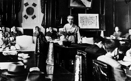 ���� 1957�� 4�� 27�� ���� ���ҹ� ����� û�翡�� ���� ���� ���������ȸ�ǿ��� �躴�� �ʴ� ��������� �ƽø� �ϰ� �ִ�. �� �ڸ����� �״¡������� ���� ���� �ִ���� ���Ǹ��� ��ȣ�ؾ� �ϸ� �Ϻ��ϰ��̶� �̰��� �ؾ�� �� �ȴ١��� ���ߴ�.