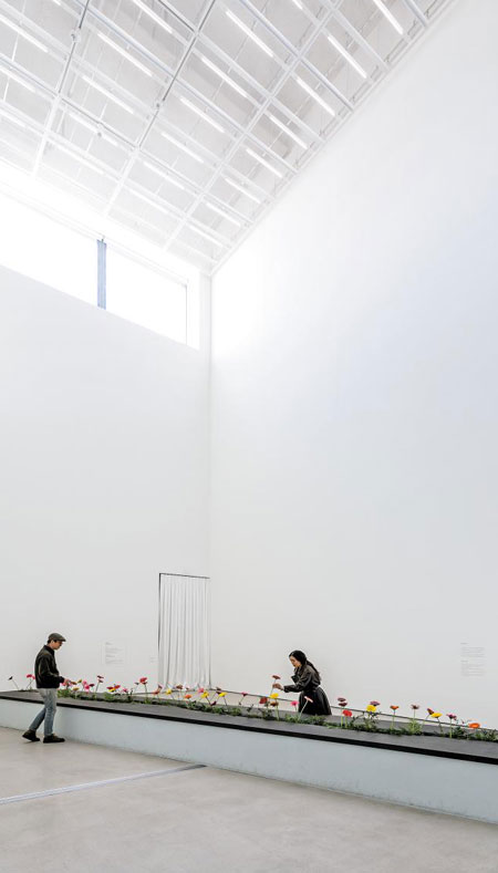 �븸 �۰� ���ֿ����� ��ǰ�������̴� �������� ��ġ�� ���� �Ұݵ� ��������̼��� ����� 5���ý�. õ�� ���� 15m�� ���ٶ� ���ý� �������� â�� ���δ�. ���� ������ �ִ� ���� �����ߴµ� �Ϻη� ���� â�̴�. ���������� �ٱ� �ϴú����� ���� ��ǰ�� �����ϵ��� �ߴ�. õ�� ������ ����Ʈ����Ʈ ��� �������� �޾� ��� �������.