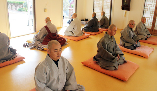 ���Ȱ� ���� ������ 13�� ���� �泲 �ϵ� �ְ�� �ݴ缱������ ���µ��� �����ϰ� �ִ�