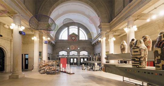 �� ���￪�縦 ������ ��ȭ������ 284���� ������ �������佺Ƽ��: �¡��⡯���� 1�� �߾�Ȧ ���� ���. �������� ��û��� ���� �ο����� �۾��밡, ���������� �Ż�ȣ�� ��ǰ�� ���δ�