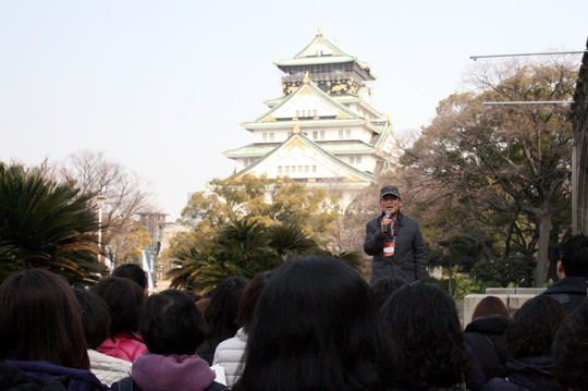 �Ϻ� ����ī�� �տ��� �ս�ö ������ Ž����� ���� �����ϰ� �ִ�