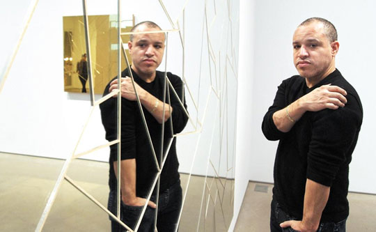 �۰� �������� ũ�������� �ٿ� ½½ ���� �� ���·� ���� �ڽ��� �ſ� �տ� ����. �ſ� �� �۰��� �ſ� �� �տ��� �۰��� ���� ����� Ǫ�����丮�ڿ� �̱� �� ���� ������� �ϴ� �۰��� ��ü���� �����ִ� �� ����.