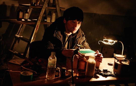 ������ ���� �����ϰ�, �㿡 ��ź�� �����Ѵ�. ������ ������ ����ź�� ����ų� �Ͷ߸��� ���� �� ��ȸ�� �����ϴ� ������� �͡��̶�� �ߴ�.