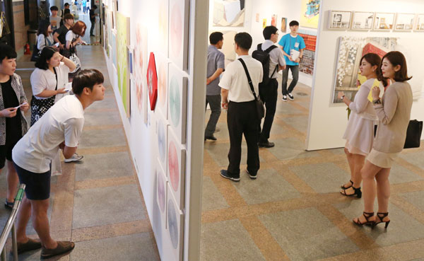 ���� ù�� �ƽþ��� �������� ã�� ���������� ������ ��ǰ�� �����ϰ� �ִ�.