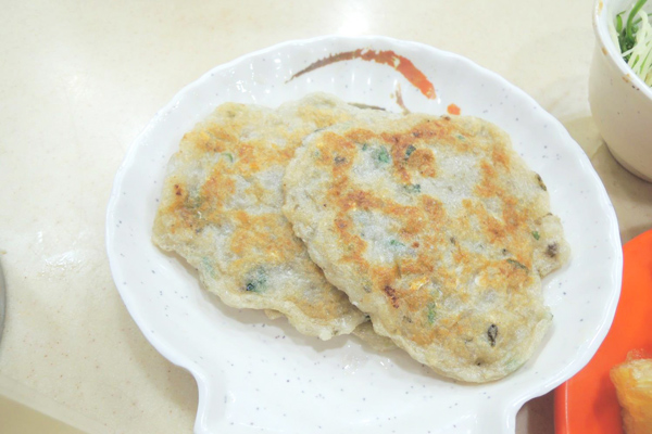 (鯪餅, Fried Fish Meat Pancake) 15H$.