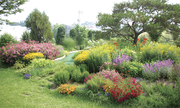 ��������� �پ��� �ɵ�� ȭ���� �����ִ� ȥ�ս��� ����.