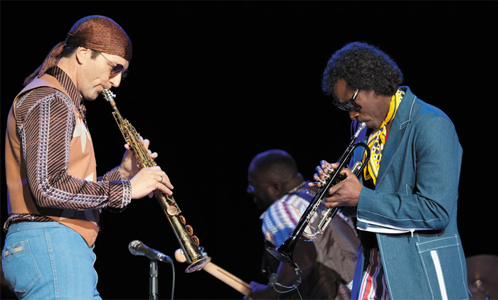 ��ȭ �����Ͻ����� ���Ͻ� ���̺� �ϻ� �� ���� Ȱ���� ���� �ʾҴ� �ñ⸦ �׸���. �������� ���Ͻ��� ������ �� ġ��.