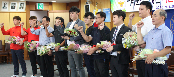   2 λ  ͳ ȿ    ִ ġ 21   Ȧ  . λû 8 ̵鿡  ߴ.