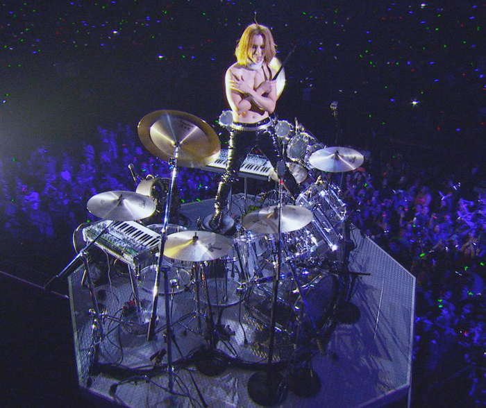 �Ϻ��� �� �׷� ������ ���ҡ����� �巳�� Ű���带 ���� ���Ű. ��Ἲ 10�ֳ��� ���� ���� ������ �ٷ� ��ť���͸����� �յ��� �����ϰ� �ִ�.