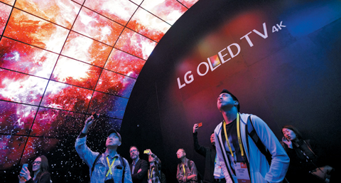  1 ̱ 󽺺̰Ž   ִ IT()ȸ 'CES(Consumer Electronics Show) 2017' LG ð õ '÷ ͳ'  OLED(߱̿) TV  üϰ ִ. OLED TV ֱ   ̾ 忡 ޼ ϰ ִ.