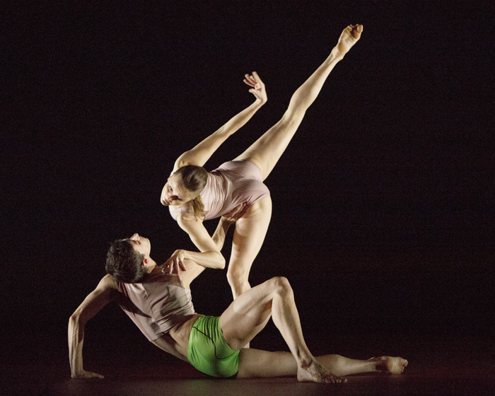 �ȹ��� ���� �Ʊ׸����� ���빫���� ������𽺡��� ��������� �������� ������ ���� ������ Ȱ���� �ΰ��� ���� ��� ��ȣ�ۿ��ϰ� �������� �ٸ� ������ ������ �� �ִ����� �����Ѵ�.