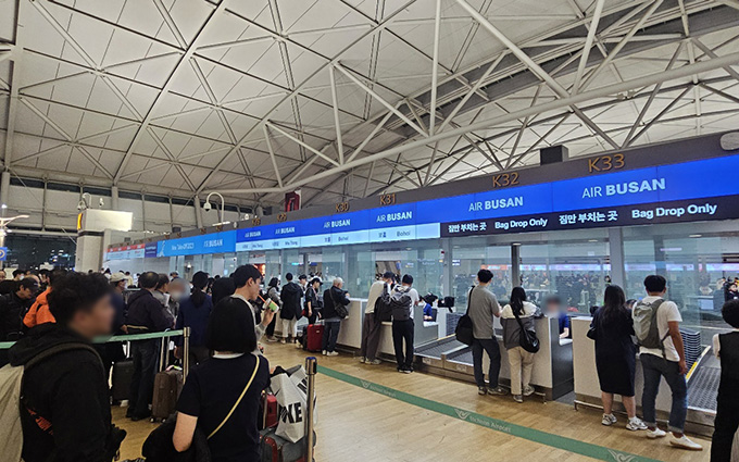 동남아 베트남으로 출발하는 인천공항 에어부산 창구가 많은 여행객으로 붐비고 있다.